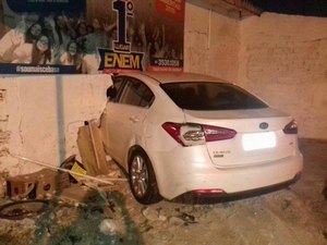 Veículo invade residência em acidente no Alto Cruzeiro