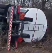 Caminhão que transportava combustível tomba na AL-220, em Jaramataia
