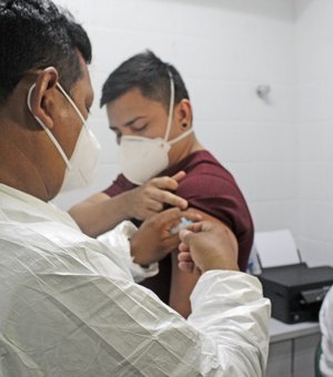 Após ordem judicial, prefeitura de Manaus divulga nomes e cargos dos vacinados