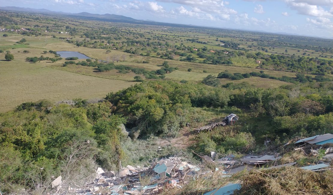 Caminhão com carga de tijolo tomba na Serra das Pias e deixa motorista em estado grave