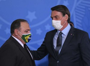 Bolsonaro nega que Pazuello sofra pressão de ala militar