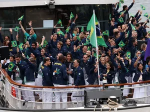 Brasil desfila com 50 atletas e mostra animação no Rio Sena em cerimônia de abertura
