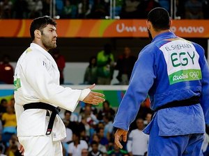 Judoca que se recusou a cumprimentar israelense é excluído da Rio-2016