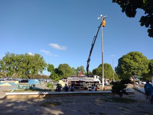 Sima recupera iluminação da Praça Padre Cícero após furto de cabos