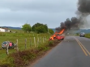 [Vídeo] Policial Militar se envolve em acidente e carro fica em chamas
