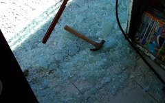 Assaltantes teriam usado um martelo para quebrar o vidro de banca