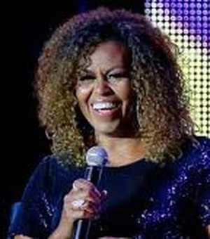 Michelle Obama aparece de cabelo cacheado e reforça que é uma inspiração para todos