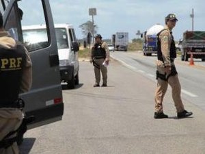 Fiscalização de rotina da PRF prende quadrilha que praticava assaltos
