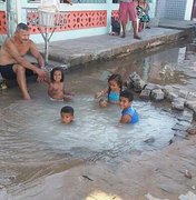 Cano de água da Casal estoura em Barra Grande e faz ‘piscina’ em rua de Maragogi