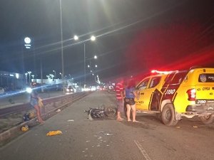Colisão entre carro e moto deixa duas pessoas feridas e motorista foge em Arapiraca