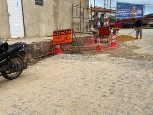 Buraco em rua com esgoto exposto causa incomodo em Maragogi