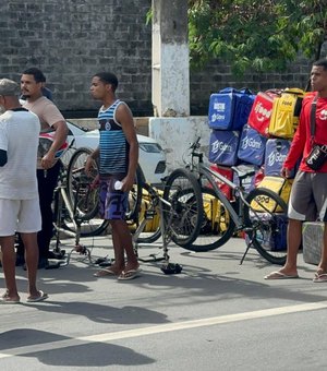 Protesto de entregadores e motoristas por aplicativo interdita avenida na Jatiúca