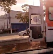 Colisão entre moto e ônibus deixa quatro pessoas feridas na Durval de Góes Monteiro