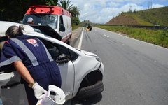 Mãe e filha ficam feridas após capotarem com veículo na BR 101