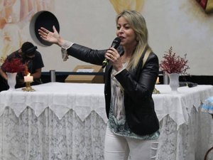 Adriana Arydes faz show católico nesta sexta-feira em Matriz de Camaragibe