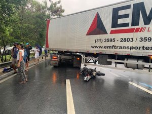 Caminhão e moto colidem na Av. Durval de Goes Monteiro
