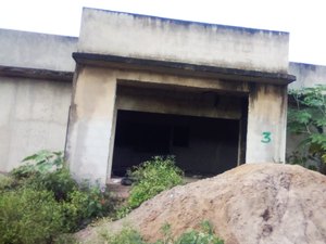 [Vídeo] Enquanto obra continua abandonada, UBS improvisada funciona com aglomeração