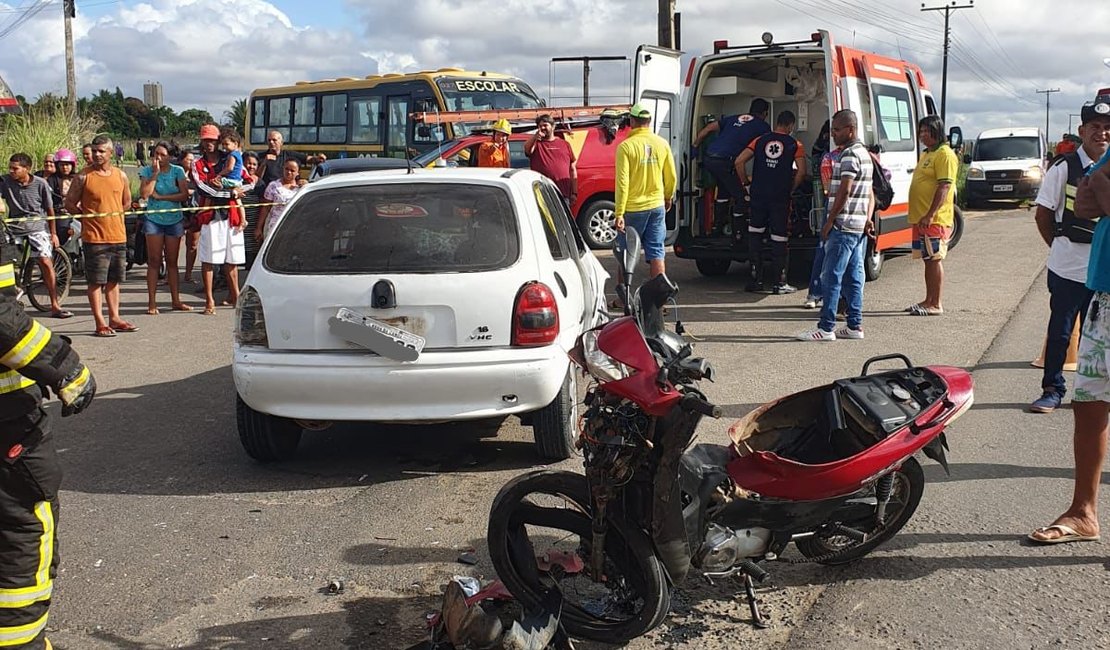 Motociclista fica preso em para-brisa de veículo após colisão em Arapiraca