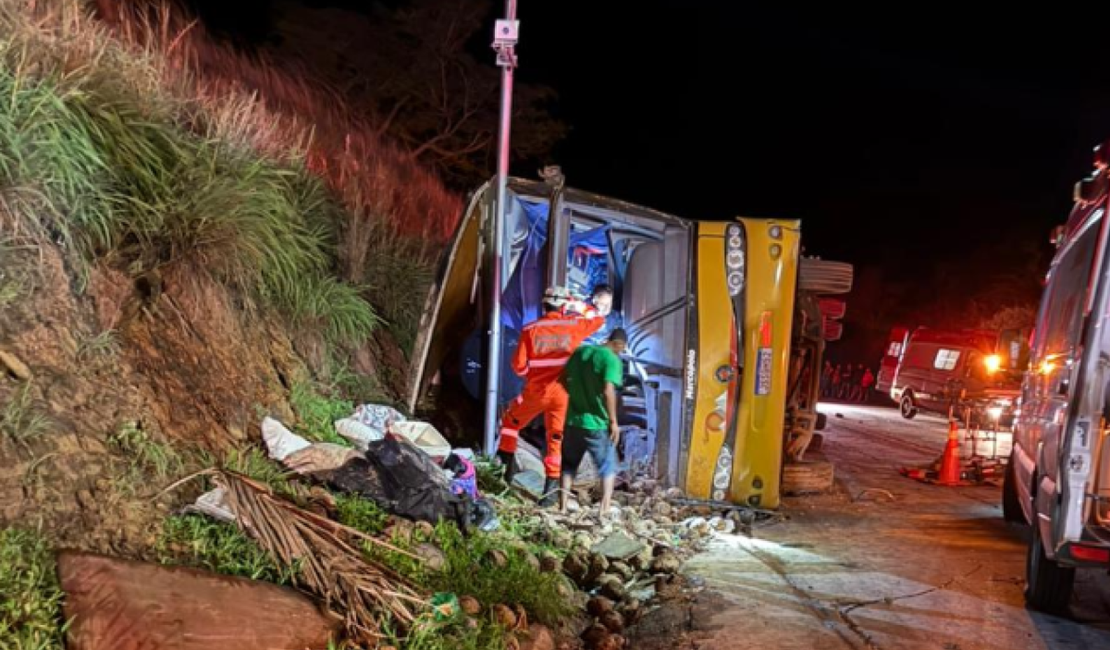 Motorista de ônibus que saiu de Arapiraca foge após acidente com mortos em MG