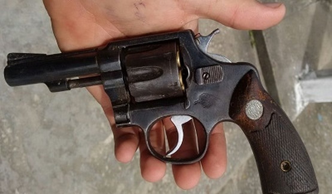 Polícia apreende espingarda artesanal e revólver na parte alta de Maceió 