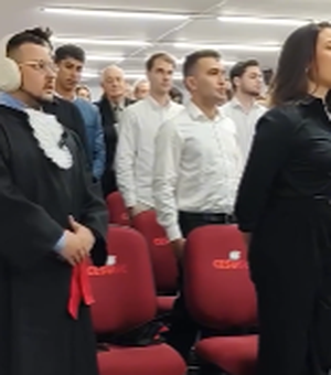 [Vídeo] Cão-guia acompanha dono autista durante formatura em Direito