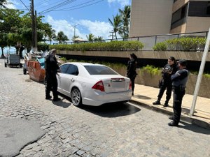 Homem tenta furtar carro, fica preso dentro do veículo e é detido na Jatiúca