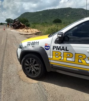 Polícia registra Colisão entre carreta e carro, em Passo de Camaragibe