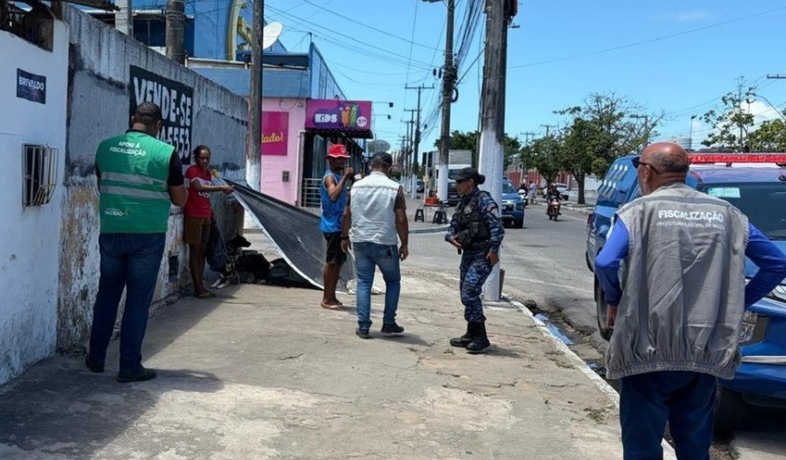 Prefeitura remove estruturas irregulares na parte baixa de Maceió