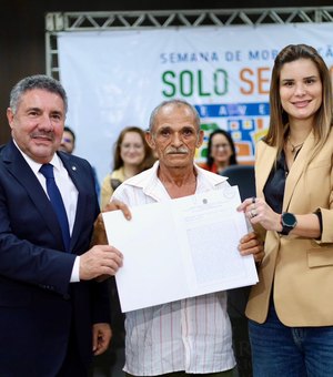 Prefeita Ceci entrega 19 títulos de propriedade pelo Programa Moradia Legal em Atalaia