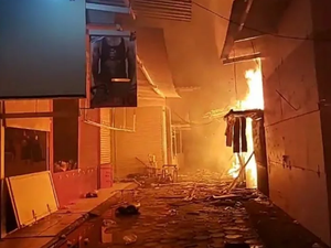 Incêndio destrói barracas na Feira da Sulanca, em Caruaru