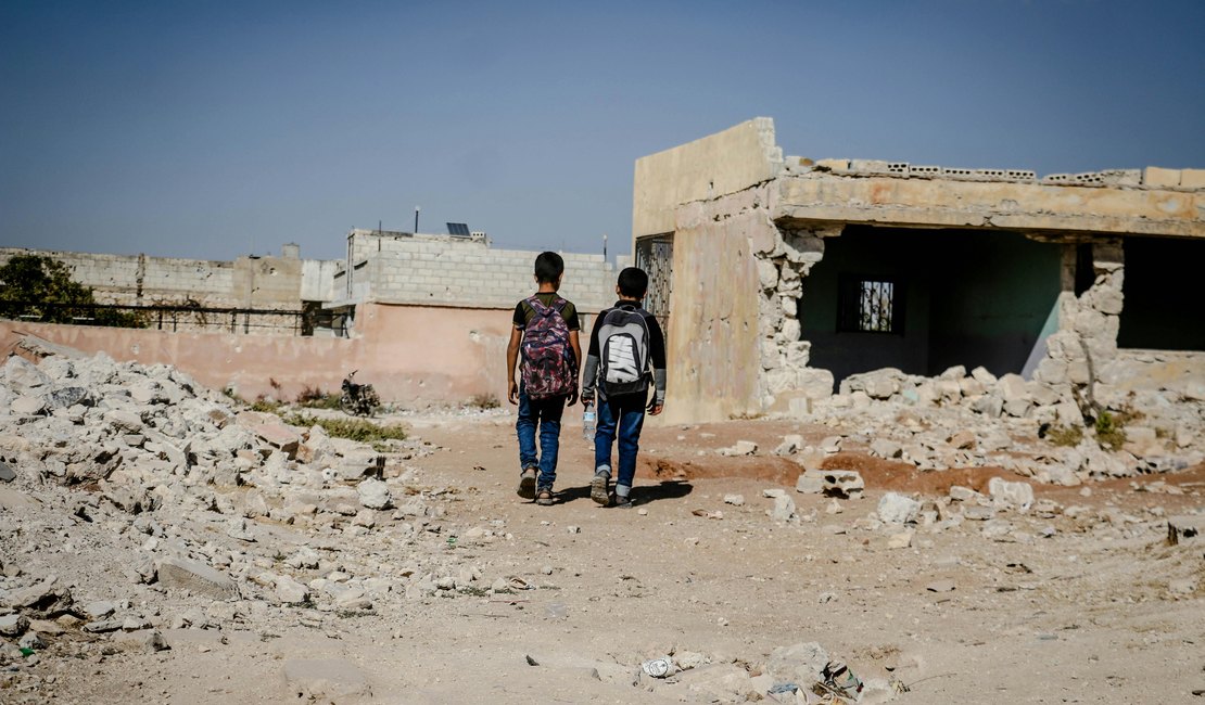 Vídeo de crianças encenando funeral em Gaza viraliza e choca a web; veja