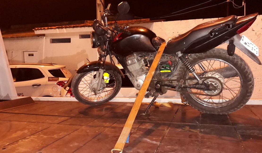 Trio foge da polícia e abandona motocicleta roubada em Maceió