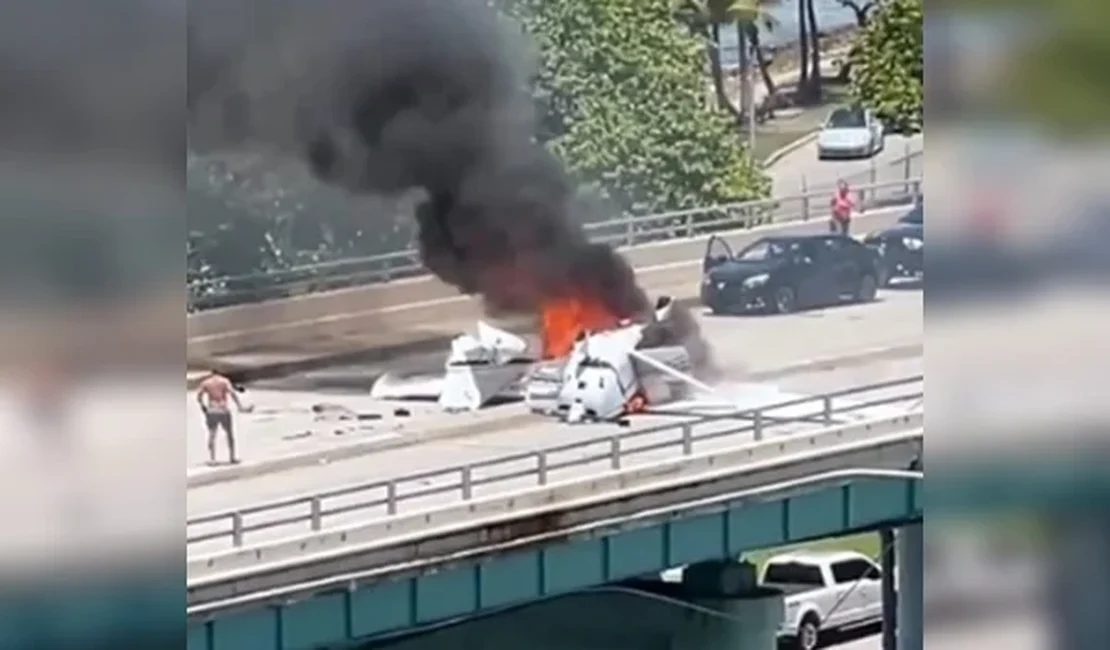 VÍDEO: avião bate em carro que passava por ponte em Miami, na Flórida, e deixa um morto