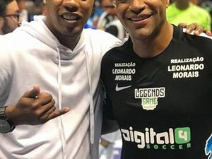 Ronaldinho usa sósia para ‘driblar’ torcida e Justiça em evento
