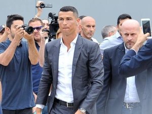 Com muita festa dos fãs, Cristiano Ronaldo faz exames médicos na Juventus