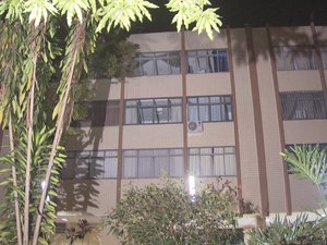 Mulher morre após queda do 3º andar de prédio; marido é preso