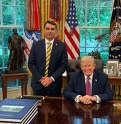 Flávio Bolsonaro se reúne com Donald Trump na Casa Branca; veja fotos