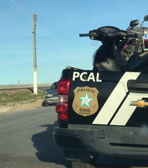 Polícia Civil prende três, apreende adolescente e recupera moto roubada