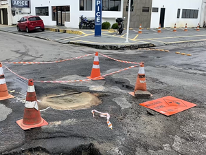 [Vídeo] Vazamento de água persiste há três semanas na Avenida Brasil