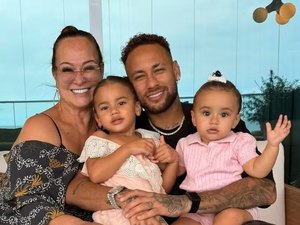Neymar ganha colo da mãe e posa com Mavie e Mel antes de voo rumo à Copa