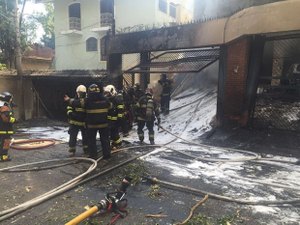 Avião de pequeno porte cai em casa e mata cinco pessoas
