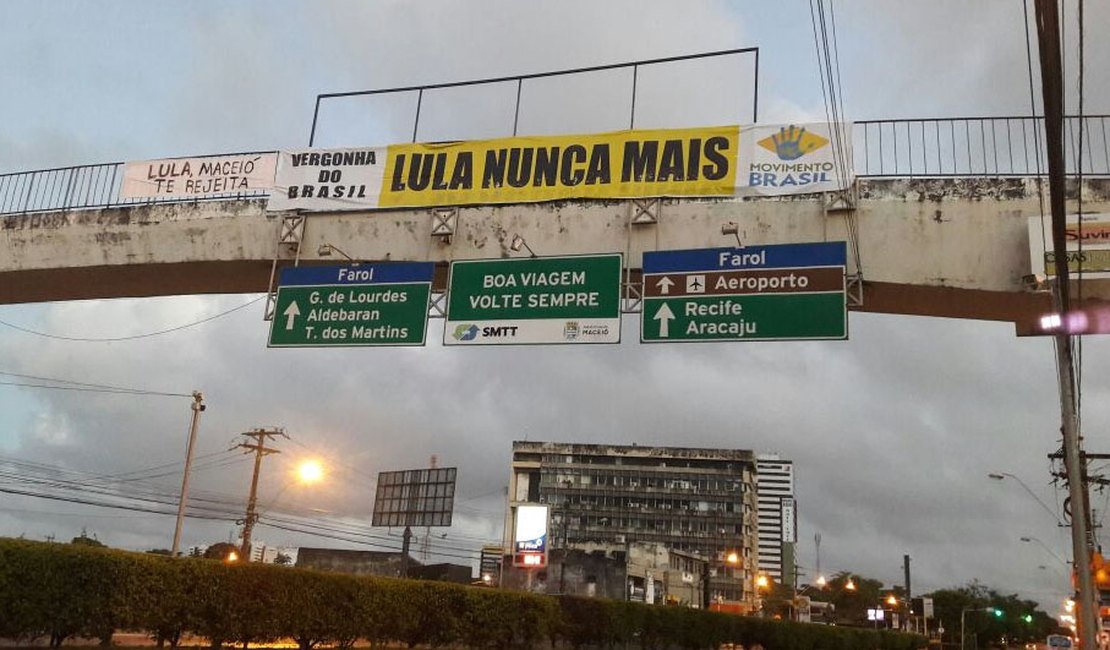 Maceió amanhece com faixas e cartazes contra Lula