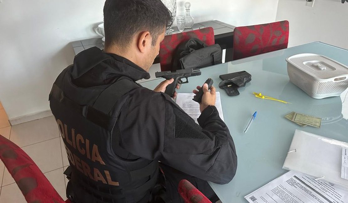 PF cumpre mandados contra PMs e colecionadores acusados de vender armas para facções em AL