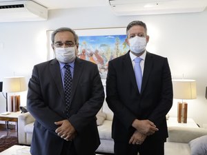 Arthur Lira recebe prefeitos alagoanos em Brasília