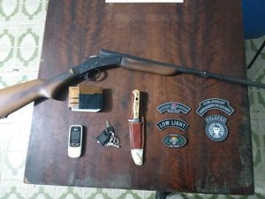 Homem é preso com espingarda e faca em Arapiraca