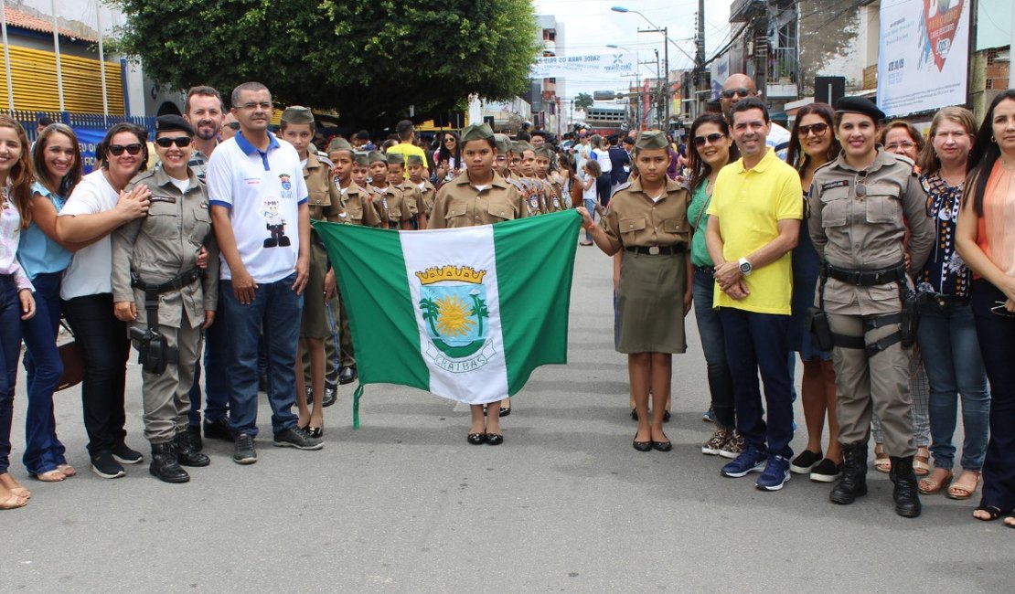 Prefeito acompanha desfile cívico militar em Arapiraca
