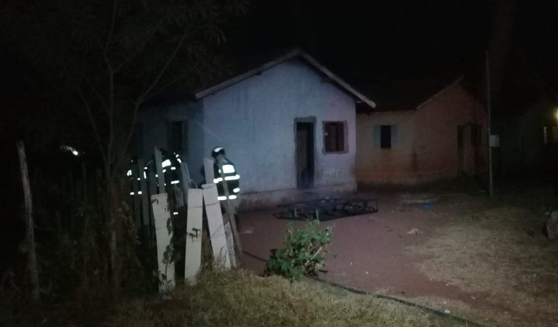 Jovem briga com a mãe, coloca fogo no quarto e foge, em Corumbá