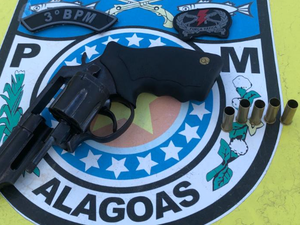 PM localiza arma que irmão de comerciante vítima de assalto tomou do criminoso para atirar contra ele