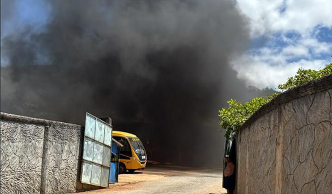 Incêndio atinge veículo no pátio de secretaria em Coité do Nóia