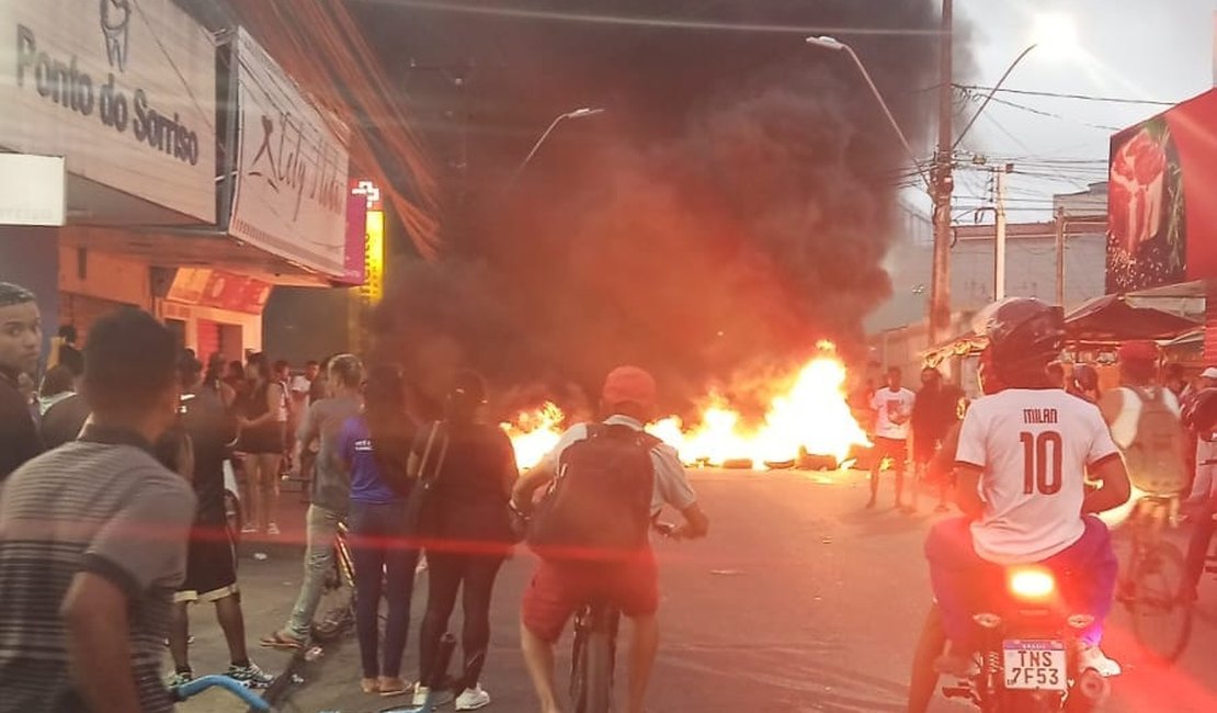 Moradores do Jacintinho fecham via em protesto após morte de Amanda Rhuanny